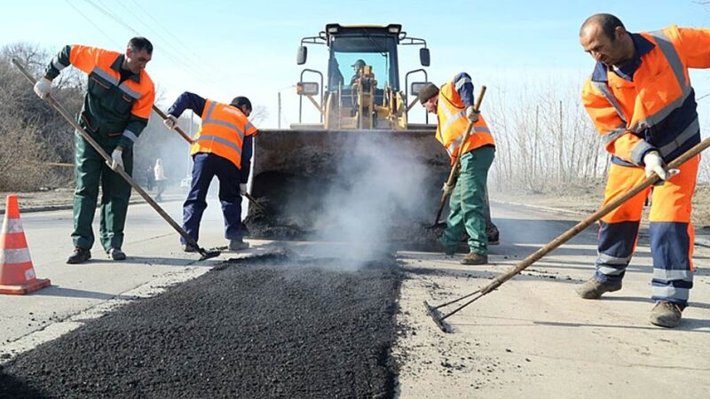 Президент підписав закон, що дозволяє областям брати кредити на ремонт доріг